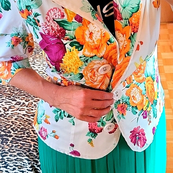 NWOT Floral Stretch Blazer in White, Burgundy, Orange, Yellow, Green, 6 - Picture 10 of 16